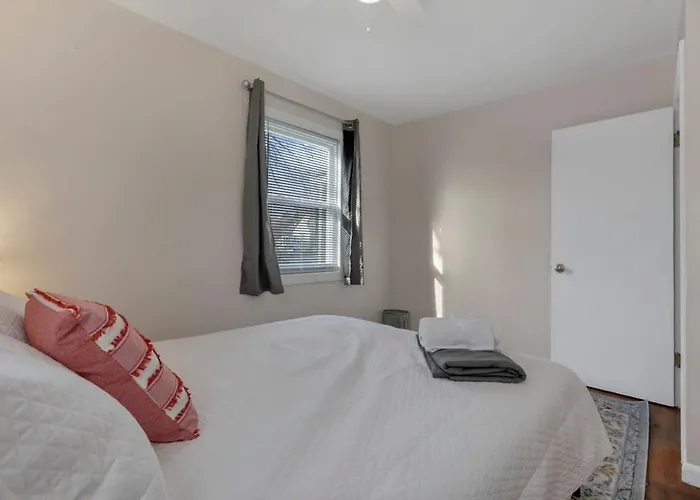 Housepitality - West Side - 6 Bedroom 2 Ba *