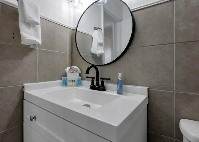 Housepitality - West Side - 6 Bedroom 2 Ba