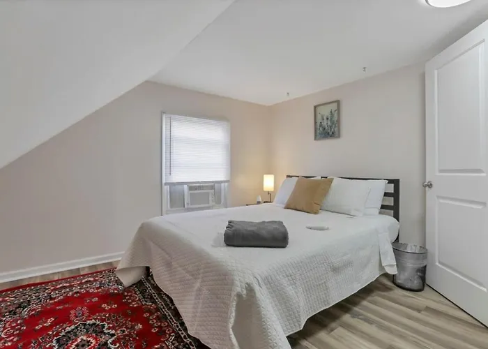 Housepitality - West Side - 6 Bedroom 2 Ba *
