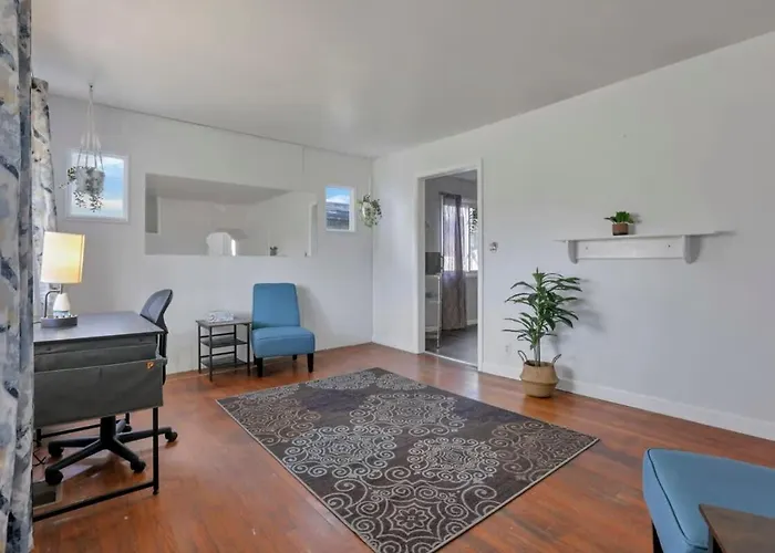 Housepitality - West Side - 6 Bedroom 2 Ba