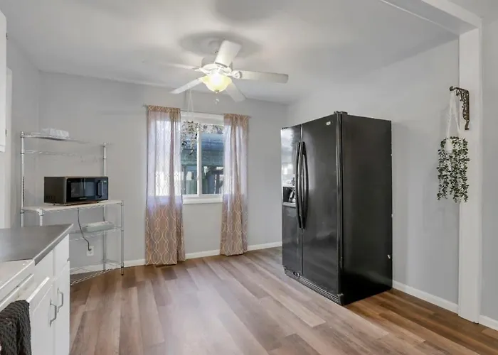 Housepitality - West Side - 6 Bedroom 2 Ba *