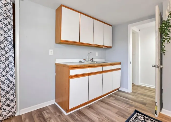Housepitality - West Side - 6 Bedroom 2 Ba *