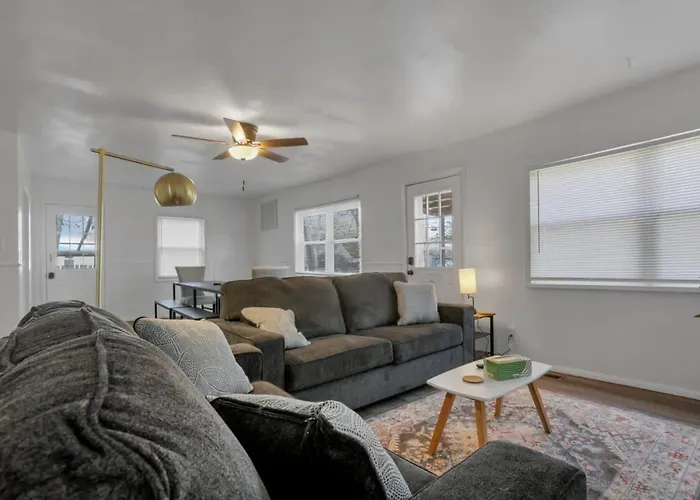 Housepitality - West Side - 6 Bedroom 2 Ba