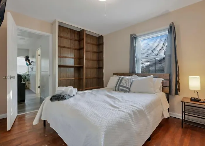 Housepitality - West Side - 6 Bedroom 2 Ba *