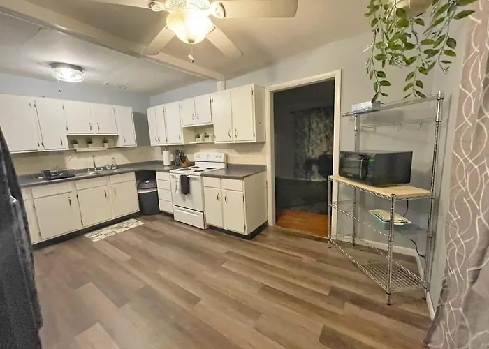 Housepitality - West Side - 6 Bedroom 2 Ba Holiday home *