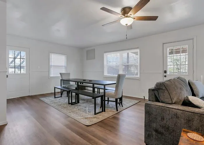 Housepitality - West Side - 6 Bedroom 2 Ba