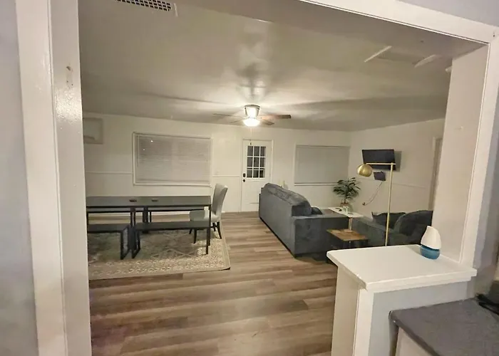 Housepitality - West Side - 6 Bedroom 2 Ba Holiday home