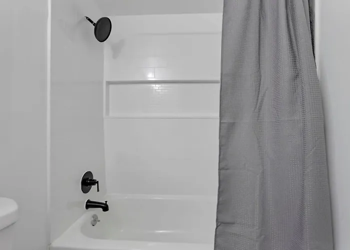 Housepitality - West Side - 6 Bedroom 2 Ba